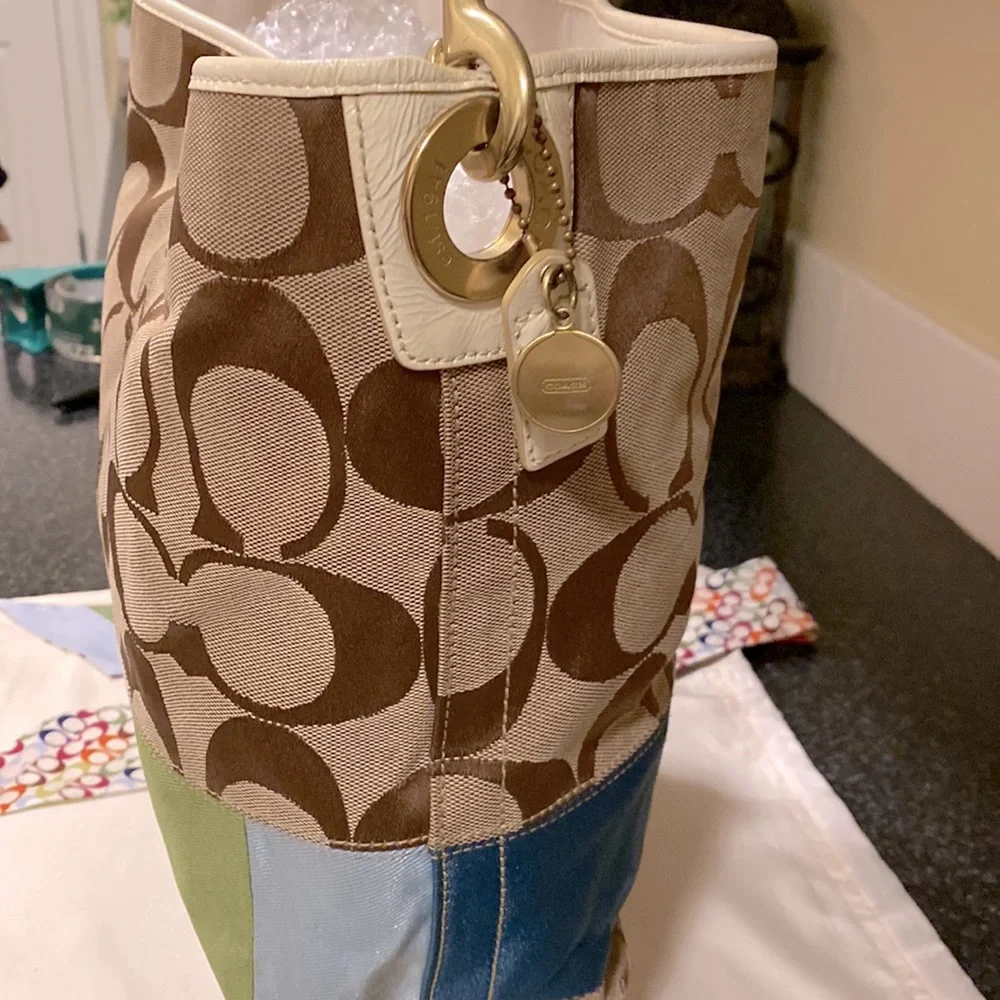 COACH jacquard w/multicolored band at base. Cream patent leather trim. #10858 - Picture 3 of 15